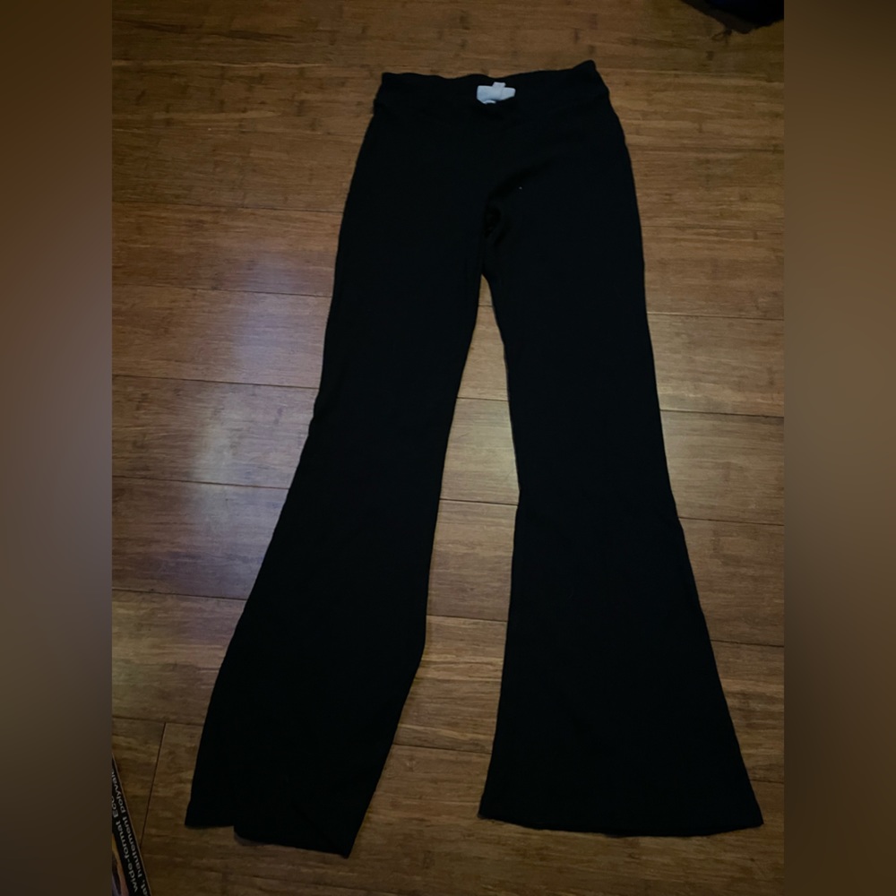 V-cut waistline, bootcut, black stretchy leggings